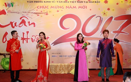На Тайване для вьетнамцев прошла праздничная программа наступающего Новогоднего праздника - ảnh 1